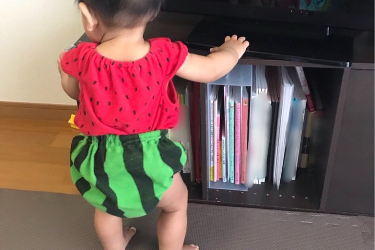 赤ちゃんを本棚からガードする！オープンラックの手作りいたずら対策 もものはなブログ