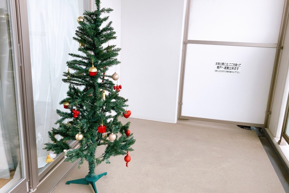 クリスマスツリーをマンションのベランダに飾り付け